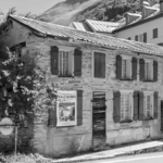 Ehemaliges Waschhaus des Hotel Glacier du Rhone in Gletsch, Schweiz – denkmalgeschütztes Steingebäude mit integrierter AluKol®-Energietechnik.