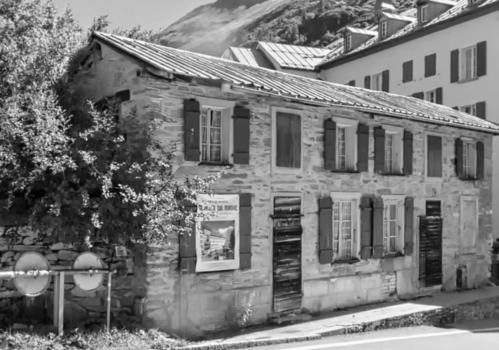 Ehemaliges Waschhaus des Hotel Glacier du Rhone in Gletsch, Schweiz – denkmalgeschütztes Steingebäude mit integrierter AluKol®-Energietechnik.
