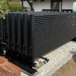 AluKol® Block als leise Luftwärmequelle neben Garage mit Photovoltaik auf dem Dach in Burgau
