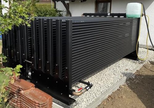 AluKol® Block als leise Luftwärmequelle neben Garage mit Photovoltaik auf dem Dach in Burgau