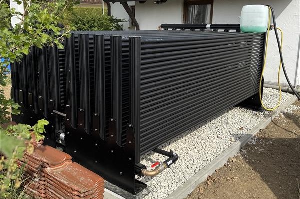 AluKol® Block als leise Luftwärmequelle neben Garage mit Photovoltaik auf dem Dach in Burgau