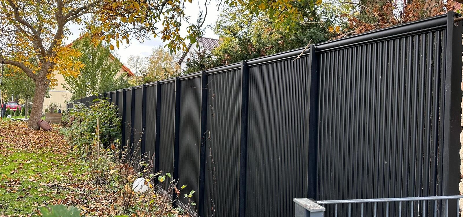 AluKol® Energiezaun als Grundstücksgrenze im Garten.